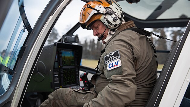 Vrtuln�kov� flotila Centra leteck�ho v�cviku st�tn�ho podniku LOM PRAHA se natrvalo p�esouv� z Pardubic do nov�ho p�sobi�t� na leti�t� P�erov-Bocho�. Na sn�mku �editel Centra Jaroslav �pa�ek.  (26. ledna 2026)