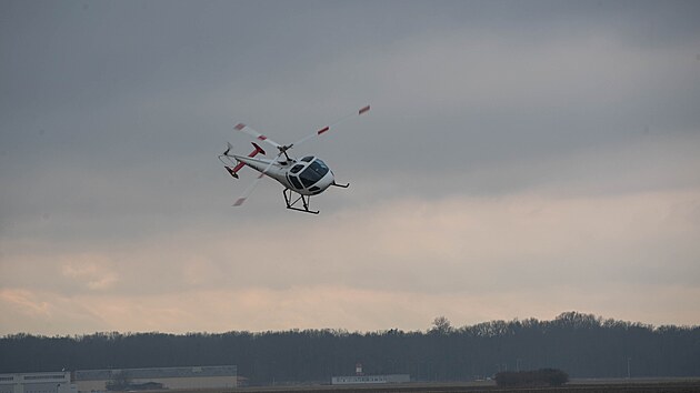 Vrtuln�kov� flotila Centra leteck�ho v�cviku st�tn�ho podniku LOM PRAHA se natrvalo p�esouv� z Pardubic do nov�ho p�sobi�t� na leti�t� P�erov-Bocho�.