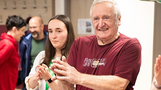 Olomouck� v�dkyn� Jana Pelclov� se sv�m t�mem vyu��v� tanec jako n�stroj k l��b� Parkinskonovy choroby. Jde o sou��st mezin�rodn�ho projektu NeuroDance. (27. ledna 2026)