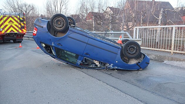 �idi�ka skon�ila s autem po nehod� v Bernartic�ch na st�e�e. (22. ledna 2026)