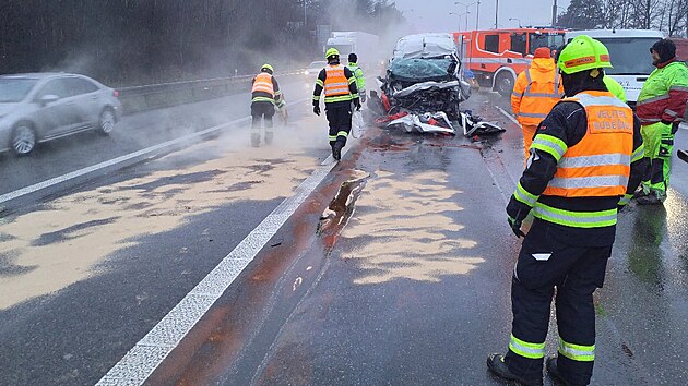 Hasi�i likviduj� n�sledky tragick� nehody v Brn� na 194. kilometru na D1 ve sm�ru Vy�kov. (29. ledna 2026)