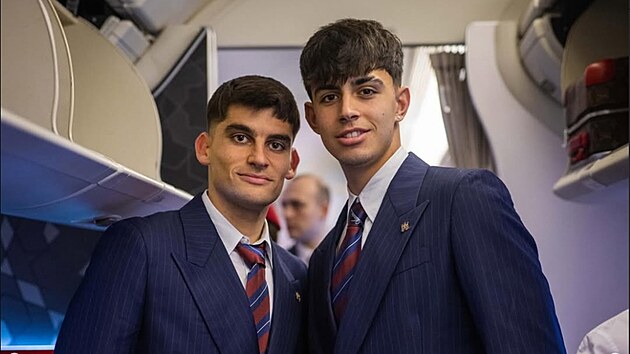 Barcelona dorazila do Prahy ve slad�n�ch luxusn�ch oblec�ch. Hr��i p�i p��letu zaujali jednotn�m stylem i zna�kov�m outfitem.