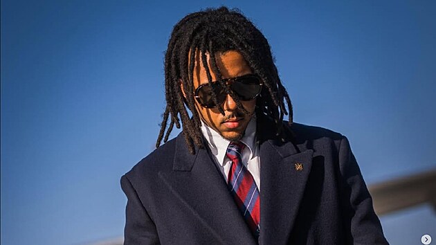 Barcelona dorazila do Prahy ve slad�n�ch luxusn�ch oblec�ch. Hr��i p�i p��letu zaujali jednotn�m stylem i zna�kov�m outfitem.