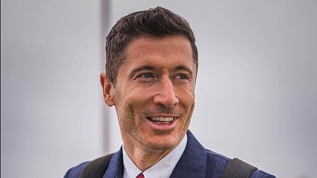 Barcelona dorazila do Prahy ve slad�n�ch luxusn�ch oblec�ch. Hr��i p�i p��letu zaujali jednotn�m stylem i zna�kov�m outfitem.