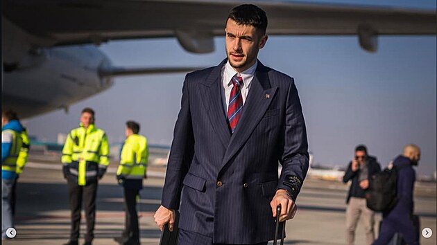 Barcelona dorazila do Prahy ve slad�n�ch luxusn�ch oblec�ch. Hr��i p�i p��letu zaujali jednotn�m stylem i zna�kov�m outfitem.