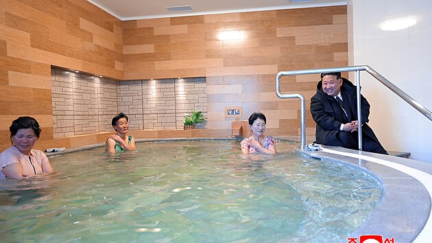 Severokorejsk� v�dce Kim �ong-un nav�t�vil zrekonstruovan� l�ze�sk� are�l Onpho. (21. ledna 2026)