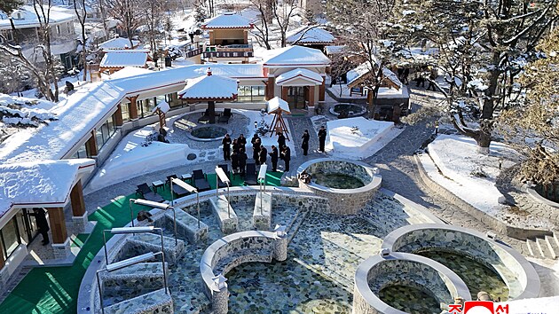 Severokorejsk� v�dce Kim �ong-un nav�t�vil zrekonstruovan� l�ze�sk� are�l Onpho. (21. ledna 2026)