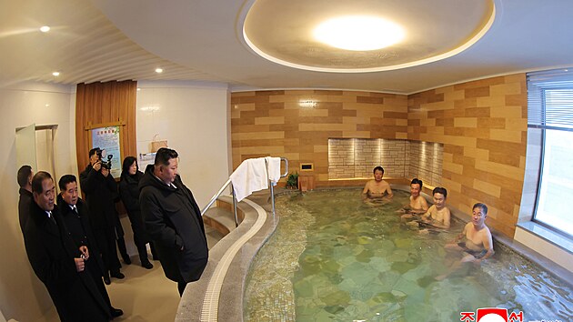 Severokorejsk� v�dce Kim �ong-un nav�t�vil zrekonstruovan� l�ze�sk� are�l Onpho. (21. ledna 2026)