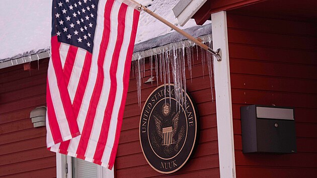 Gr�nsko. Na fas�d� americk�ho konzul�tu v Nuuku je vyv�ena americk� vlajka. (14. ledna 2026)