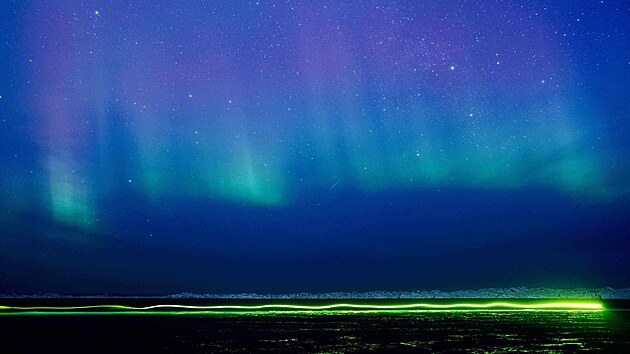 Gr�nsko. Aurora borealis, zn�m� tak� jako pol�rn� z��e, je vid�t na obloze nad Nuukem. (19. ledna 2026)