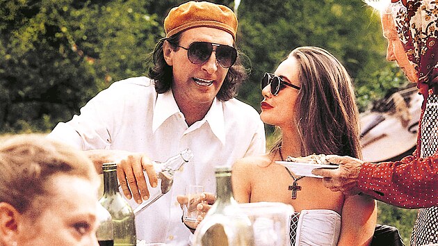 Bolek Pol�vka v hlavn� roli kultovn�ho filmu D�dictv� aneb Kurvaho�igutnt�g z roku 1992