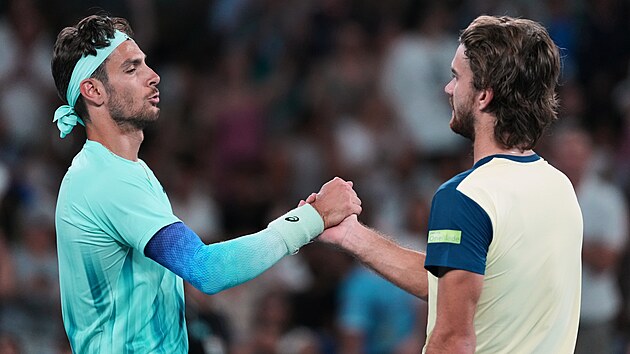 Tom� Mach�� (vpravo) gratuluje sv�mu p�emo�iteli Lorenzovi Musettimu k postupu...