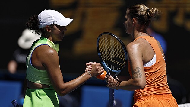 Karol�na Pl�kov� (vpravo) gratuluje sv� p�emo�itelce Madison Keysov� k postupu...