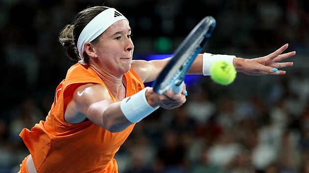 Nikola Bart��kov� hraje forhend ve t�et�m kole Australian Open.