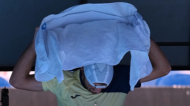 Tom� Mach�� se ochlazuje ve t�et�m kole Australian Open.