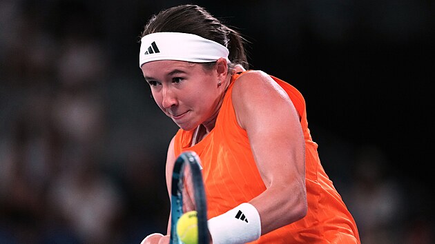 Nikola Bart��kov� hraje bekhend ve t�et�m kole Australian Open.