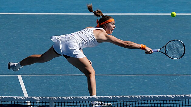 Karol�na Muchov� zasahuje u s�t� ve t�et�m kole Australian Open.