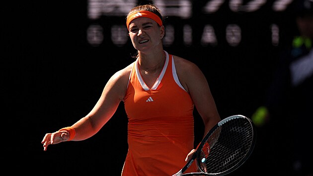 Karolna Muchov está enojada en los octavos de final del Abierto de Australia.