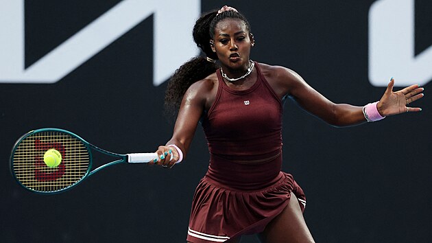 Americk� tenistka Alycia Parksov� hraje forhend ve druh�m kole Australian Open.