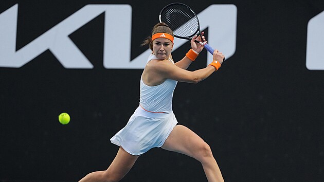 Karol�na Muchov� se nap�ahuje k bekhendu ve druh�m kole Australian Open.