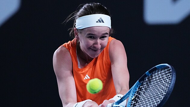 Nikola Bart��kov� hraje bekhend ve druh�m kole Australian Open.