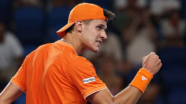 Jakub Men�ík se hecuje ve t�etím kole Australian Open.
