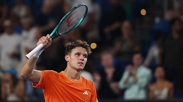 Jakub Men��k slav� postup do osmifin�le Australian Open.
