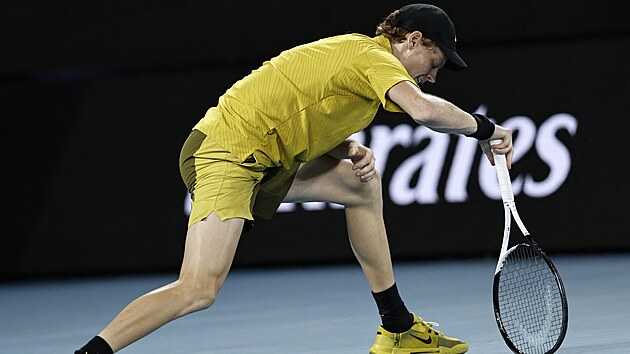 Italsk� tenista Jannik Sinner se tr�p� ve t�et�m kole Australian Open.