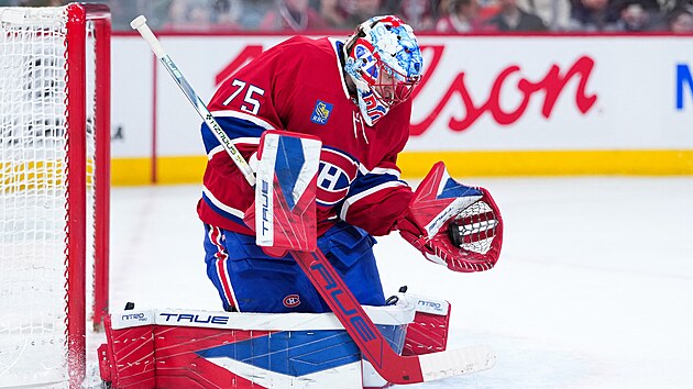 Jakub Dobe� chyt� puk do lapa�ky v utk�n� s Minnesotou.