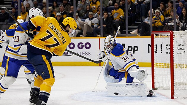 Alex Lyon chyt� st�elu Lukea Evangelisty z Nashvillu.