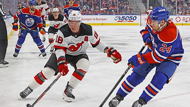 Ond�ej Pal�t bojuje o puk s obr�ncem Spencerem Stastneym.