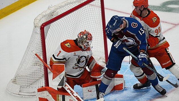 �esk� brank�� Luk� Dostal zasahuje v utk�n� proti Coloradu.