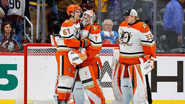 Luk� Dost�l se raduje z v�t�zstv� nad Coloradem s brank��sk�m par��kem Villem Hussem a �to�n�kem Cutterem Gauthierem.