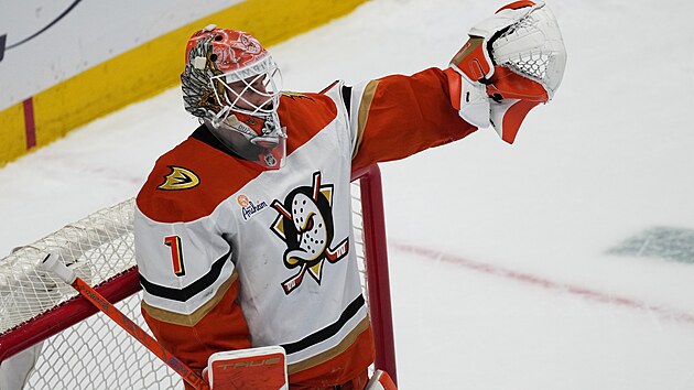 Luk� Dost�l se raduje z cenn�ho v�t�zstv� nad Coloradem.