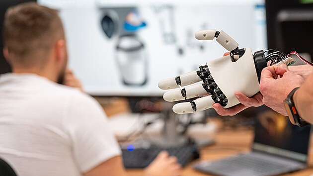 Zl�nsk� firma Business Logic vyv�j� humanoidn�ho robota, kter� by m�l pracovat ve v�rob�. (leden 2026)