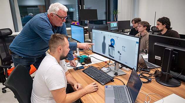 Zl�nsk� firma Business Logic vyv�j� humanoidn�ho robota, kter� by m�l pracovat ve v�rob�. (leden 2026)