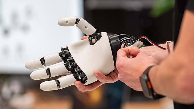 Zl�nsk� firma Business Logic vyv�j� humanoidn�ho robota, kter� by m�l pracovat ve v�rob�. (leden 2026)