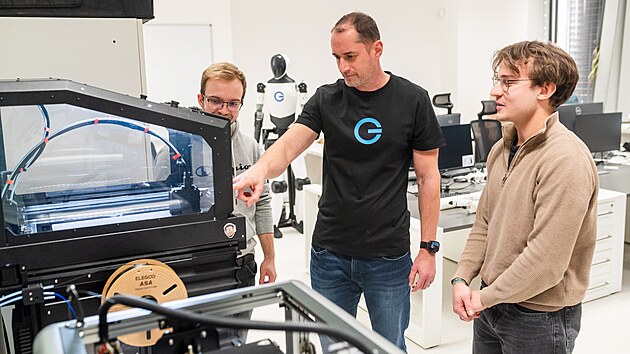 Zl�nsk� firma Business Logic vyv�j� humanoidn�ho robota, kter� by m�l pracovat ve v�rob�. (leden 2026)