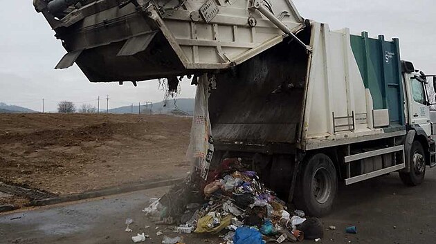 Zl�nsk� radnice uspo��dala statistick� t��d�n� odpadu s Univerzitou Tom�e Bati. Studenti se probrali 1 200 tunami odpadu z 12 lokalit rodinn�ch i bytov�ch dom�. (2025)