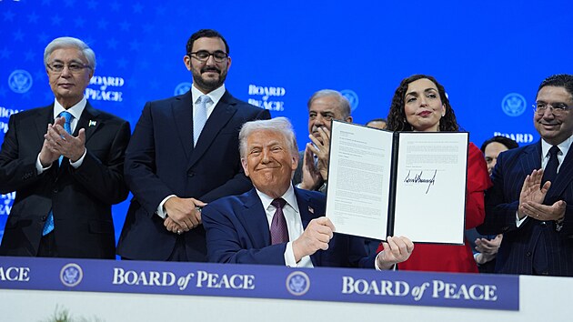 Americk� prezident Donald Trump v Davosu spolu s pozvan�mi st�tn�ky podepsal dokument, kter�m byla form�ln� ustavena Rada m�ru. (22. ledna 2026)