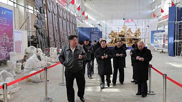 Kim si prohlédl sochy pro památník vojákům zabitým ve válce proti Ukrajině