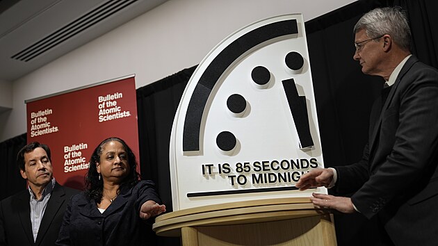 Pomysln� hodiny posledn�ho soudu spravovan� Bulletinem americk�ch jadern�ch v�dc� (BAS) nov� symbolicky ukazuj� 85 sekund do rizika glob�ln� katastrofy. (23. ledna 2026)