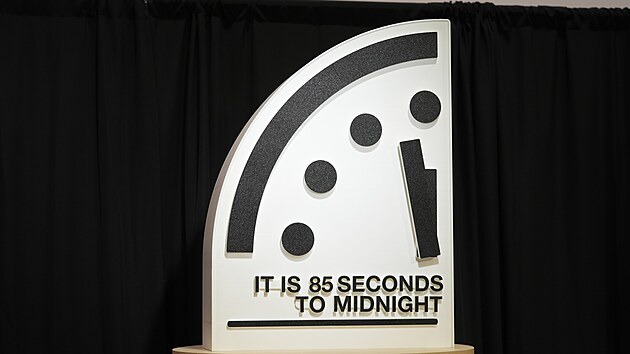 Pomysln� hodiny posledn�ho soudu spravovan� Bulletinem americk�ch jadern�ch v�dc� (BAS) nov� symbolicky ukazuj� 85 sekund do rizika glob�ln� katastrofy. (23. ledna 2026)