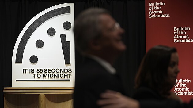 Pomysln� hodiny posledn�ho soudu spravovan� Bulletinem americk�ch jadern�ch v�dc� (BAS) nov� symbolicky ukazuj� 85 sekund do rizika glob�ln� katastrofy. (23. ledna 2026)