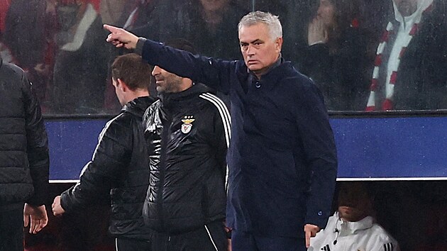 JDI DÁT GÓL. Trenér José Mourinho posílá branká�e Anatolije Trubina do...