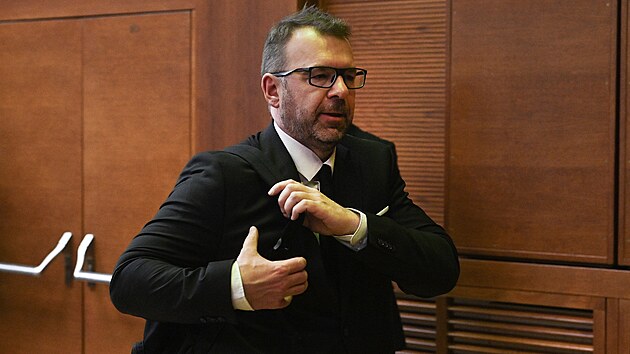Odvolan� prim�tor Hav��ova Ond�ej Bar�nek odch�z� po sv�m sesazen� z mimo��dn�ho jedn�n� zastupitelstva. (28. ledna 2026)