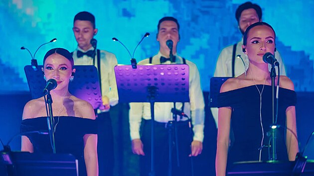 The Grand Stars Orchestra uv�d� velkolep� p�edstaven� Hollywood Music Experience, ve kter�m o��v� hudba z nejzn�m�j��ch a nejobl�ben�j��ch hollywoodsk�ch film�.