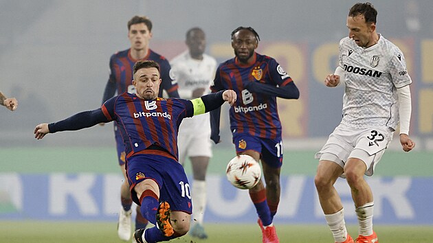 Kapit�n Basileje Xherdan Shaqiri se natahuje po m��i, vedle n�j plze�sk� Mat�j Valenta.