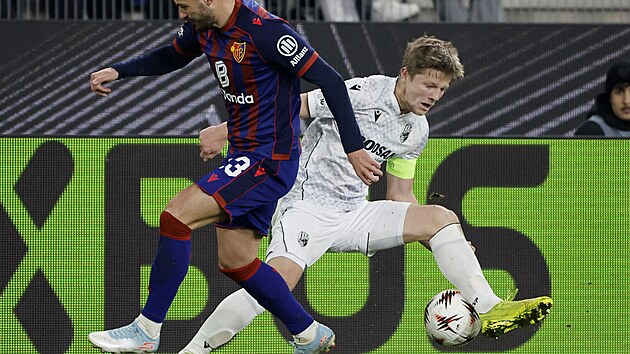 Luk� �erv v souboji o m�� s Albianem Ajetim.