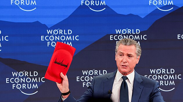 Kalifornsk� guvern�r Gavin Newsom s kolenn�mi podlo�kami pro politiky, kte�� kle�� p�ed prezidentem USA Donaldem Trumpem. (22. ledna 2026)
